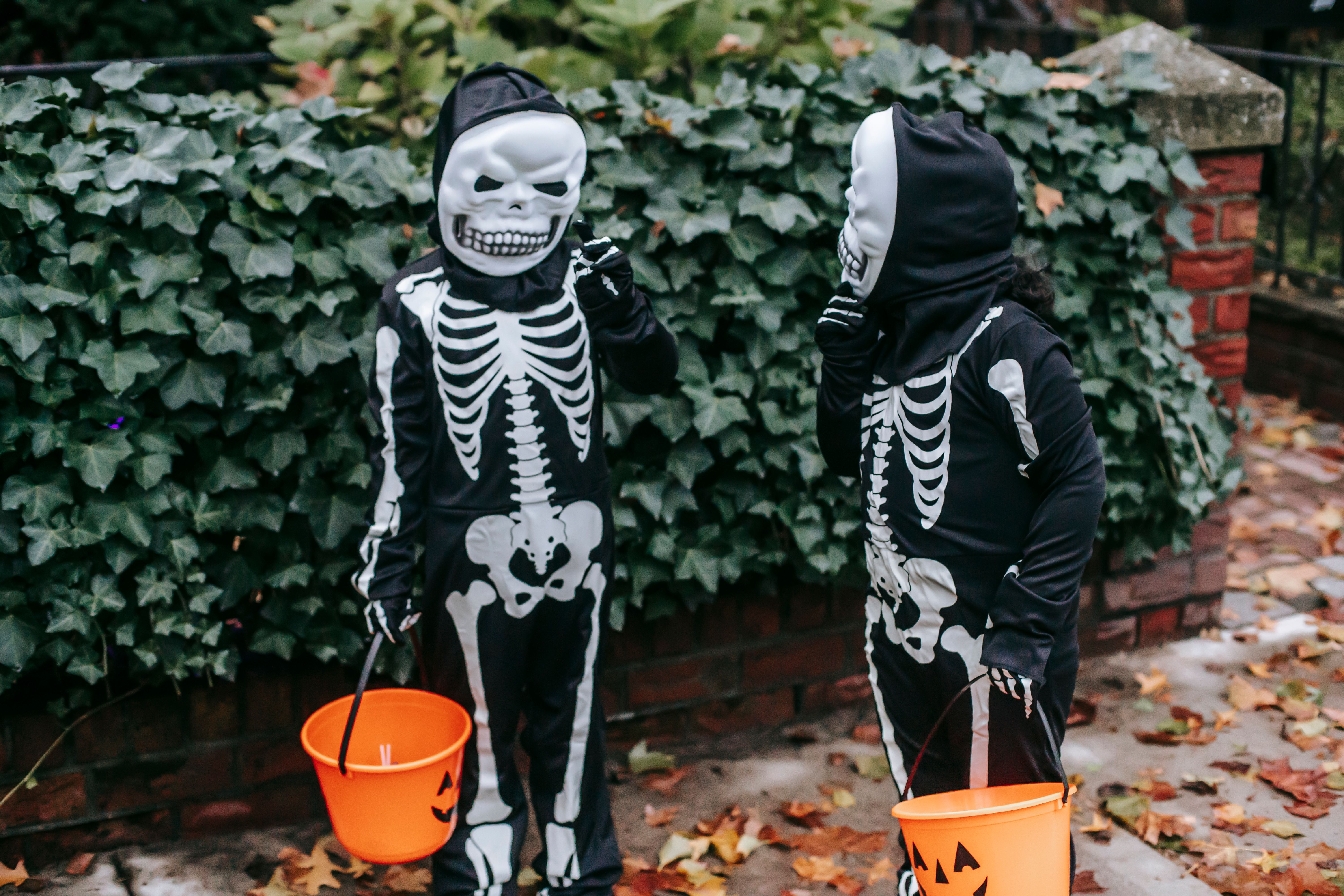 Halloween-themed Pinterest pin design example